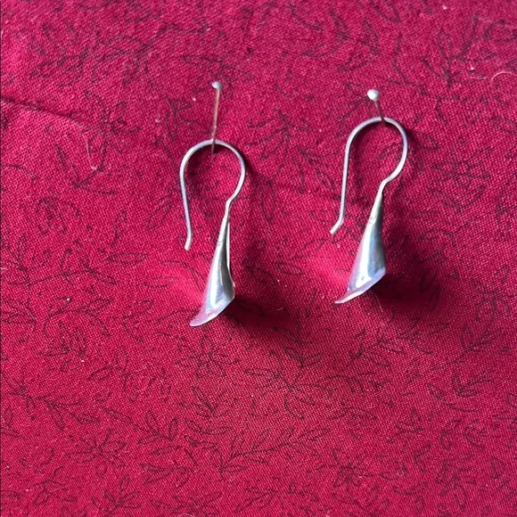 Elegant sterling silver lily Earrings - Picture 3 of 4